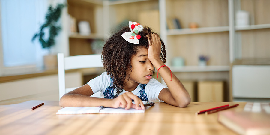 menina com dor de cabeça 