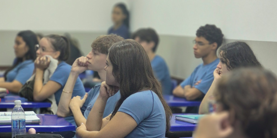 alunos no Projeto Profissões no colégio Alternativo