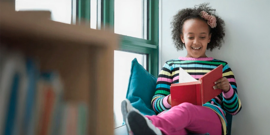 menina lendo - Leitura é alicerce para o desenvolvimento da escrita infantil