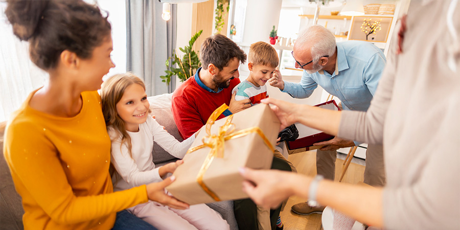 família trocando presentes de Natal 