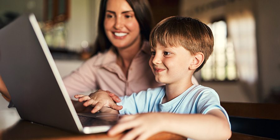 criança usando computador 