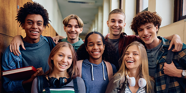 Vários jovens juntos mostrando empatia 