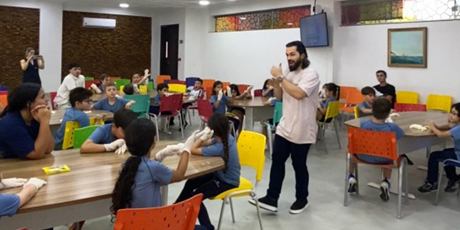 alunos do Colégio Alternativo em sala de aula visitando a Fastech 