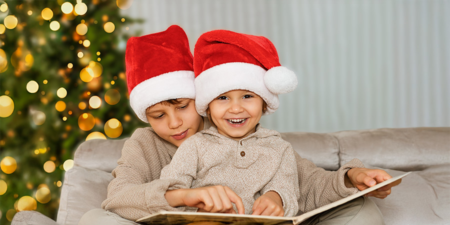 duas crianças com gorrinho de Natal 