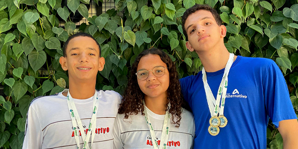 Alunos do Colégio Alternativo posam com medalhas dos Jogos Estudantis Municipais.