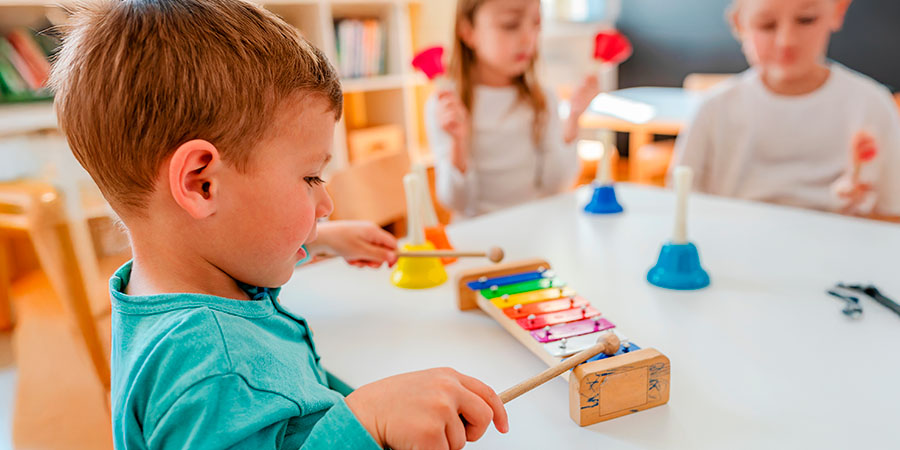 criança tocando instrumento 