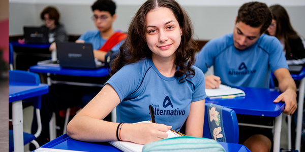 Menina estudando com a caneta na mão 