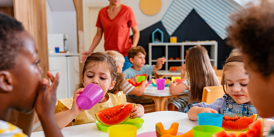 Crianças comendo frutas durante o recreio