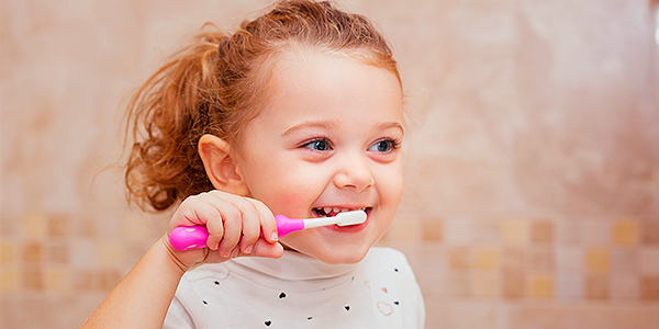 Menina escovando os dentes. 