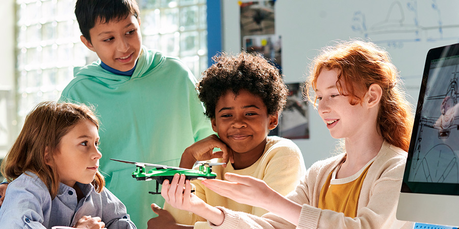 crianças com um drone na mão na educação stem. 