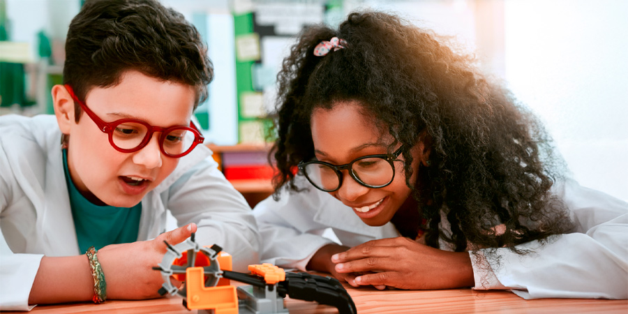 Alunos descobrindo a ciências