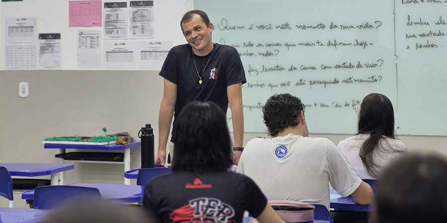 alunos em atividades de acolhimento antes da prova do Enem no Colégio Alternativo 