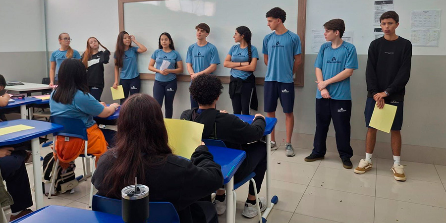 alunos em atividade de origami com matemática no colégio alternativo 