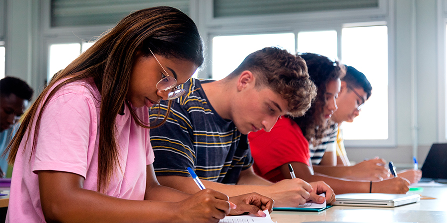 alunos treinando a escrita
