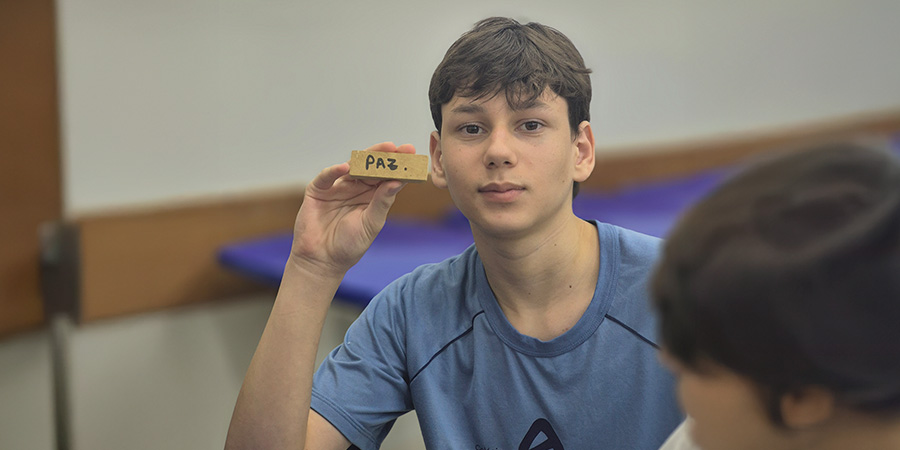 menino segura peça escrito paz. 