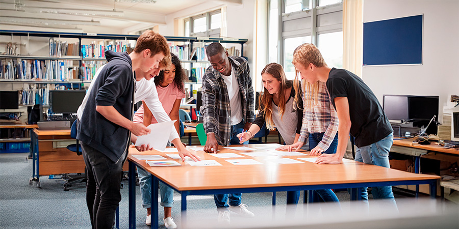 alunos em trabalho de grupo - Como funciona a aprendizagem ativa através de projetos