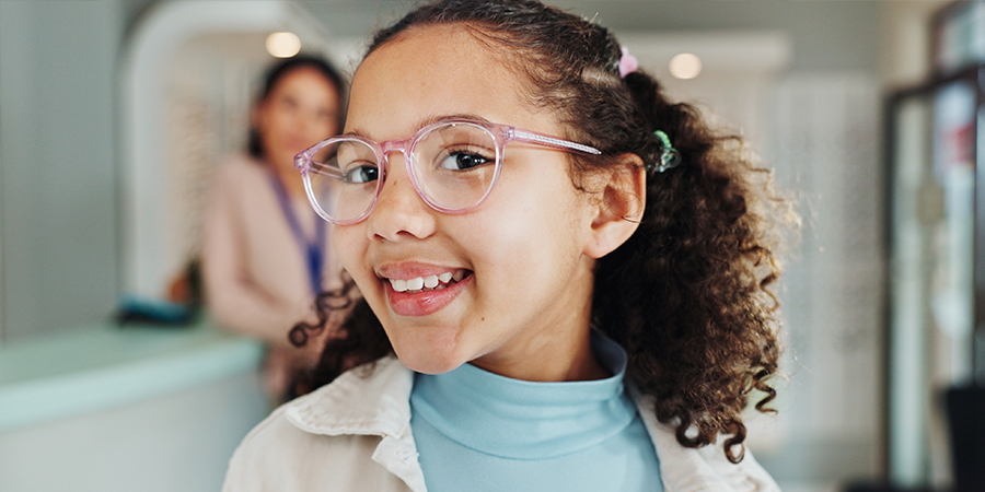 menina de óculos - Como funciona o diagnóstico da miopia infantil