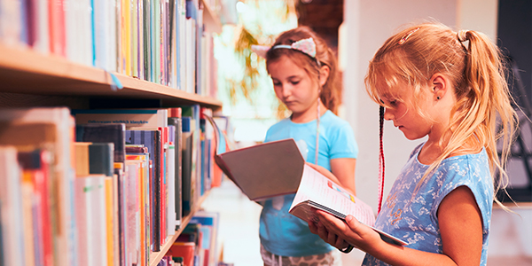 Meninas lendo livros 