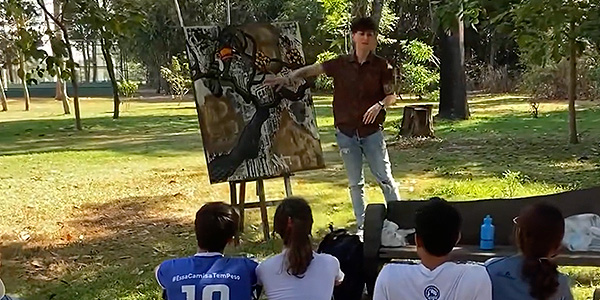 alunos em aula externa 