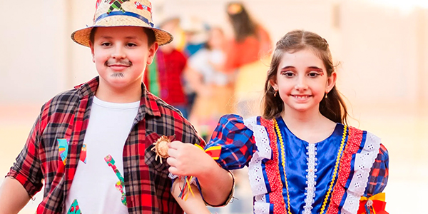 Casal de alunos dançando quadrilha 