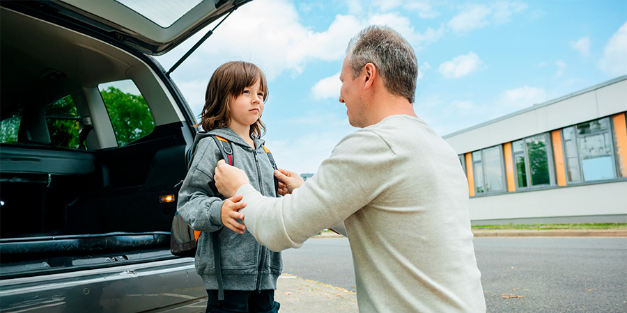 pai deixando filho na escola -  Como a escola pode facilitar a adaptação dos estudantes