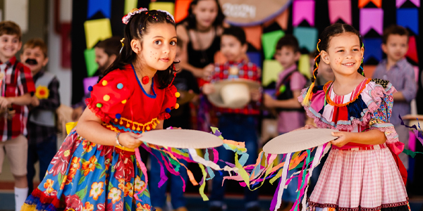 Crianças dançam quadrinha na festa junina do Colégio Alternativo. 