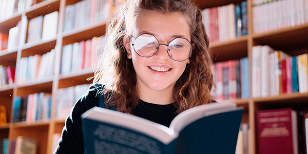 menina lendo livro 