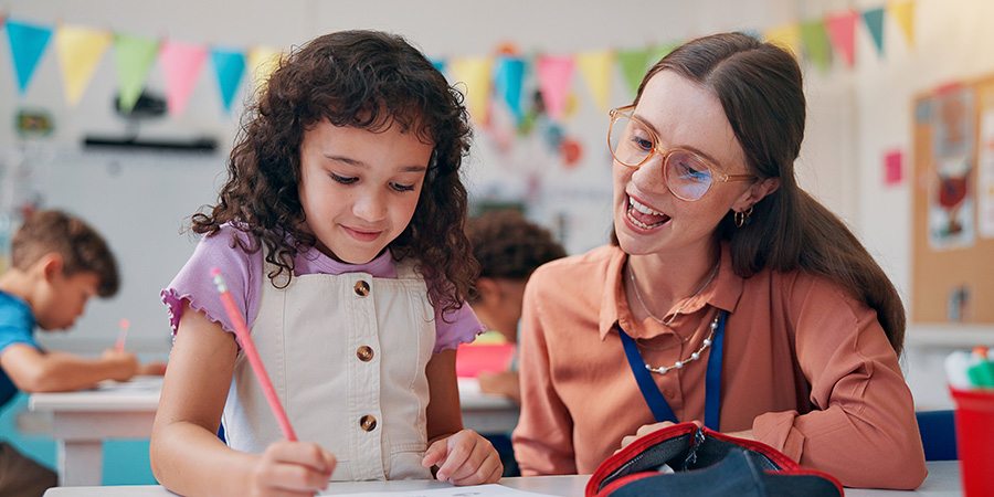 Escuta ativa - aluna com professora 
