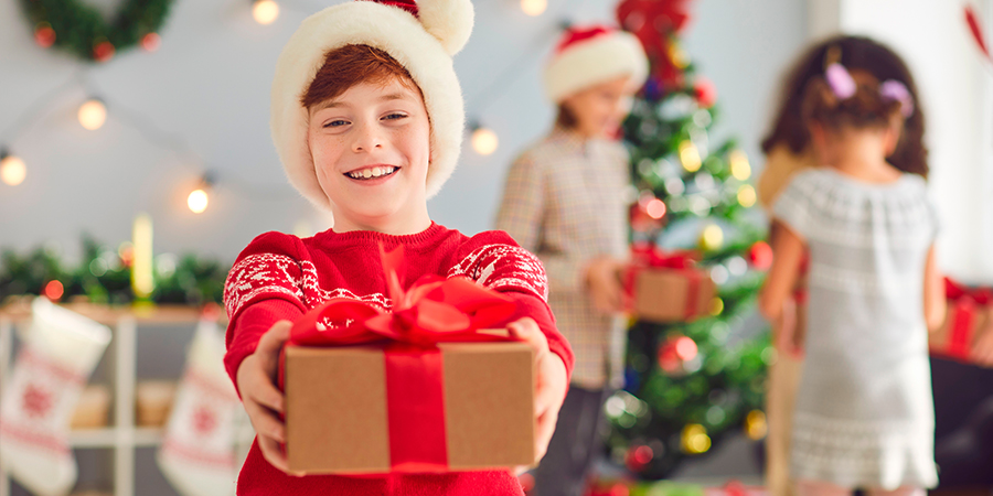 menino com presente de Natal