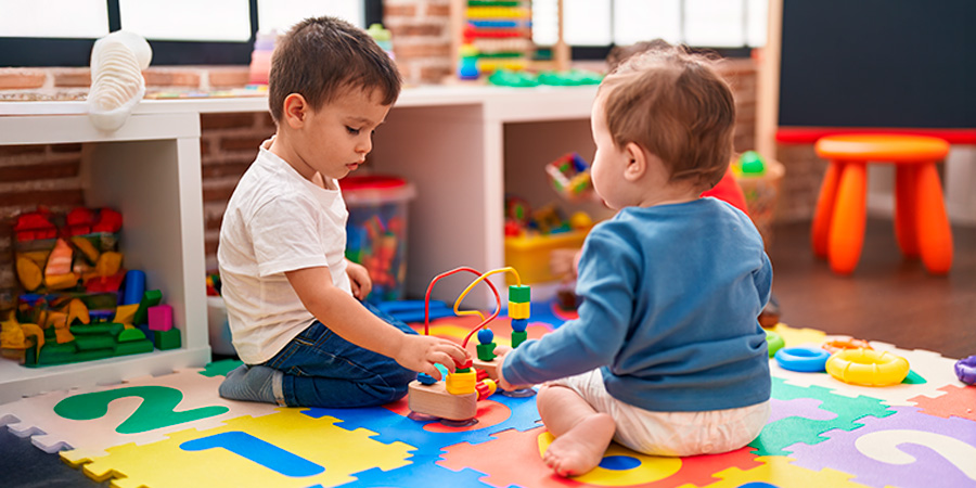meninos brincando - Primeira infância e habilidades cognitivas que sustentam a alfabetização