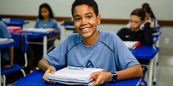 aluno em sala sorrindo 