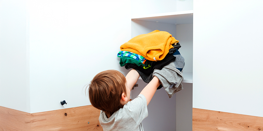 menino organizando as roupas 