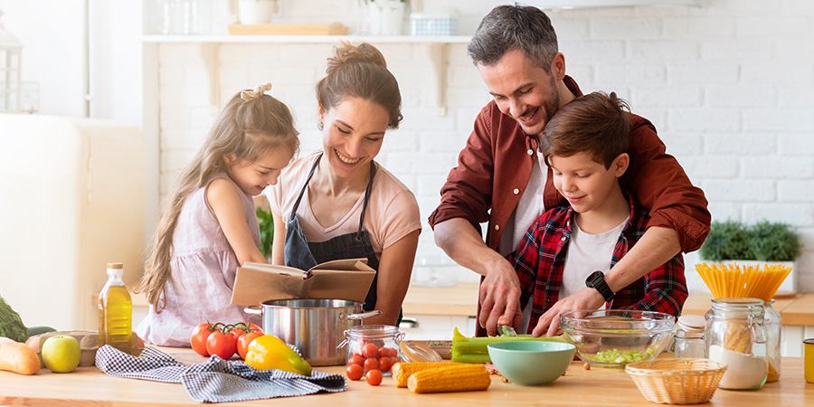 família cozinhando junto 