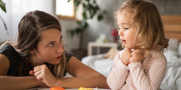 Mãe e filha lado a lado falam do medo em crianças com orientação do Colégio Alternativo. 