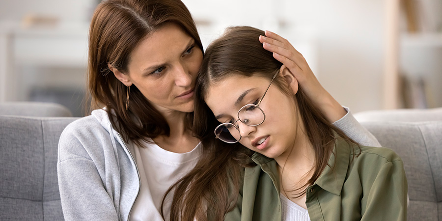 mãe consola filha ansiosa 