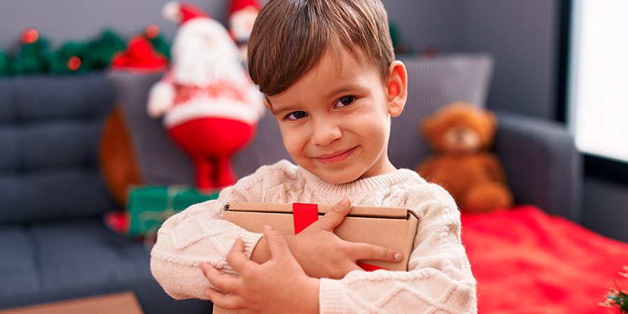 menino com um presente de Natal 