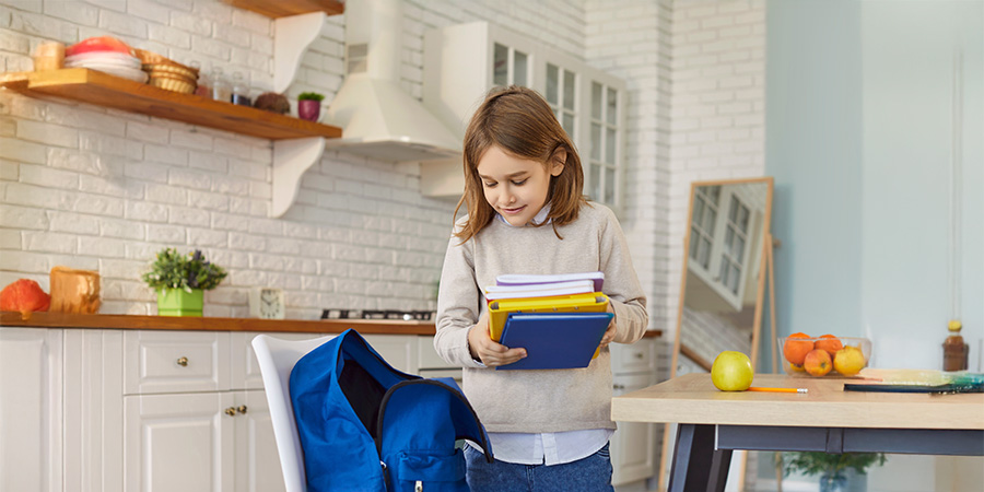 menina arrumando mochila - Estabelecer limites desenvolve a disciplina de forma eficaz