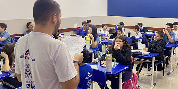 Professor dá aula de combate ao bullying