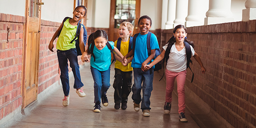 alunos voltando às aulas 