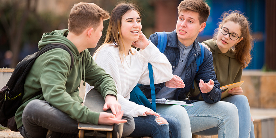 jovens conversando sobre liderança 