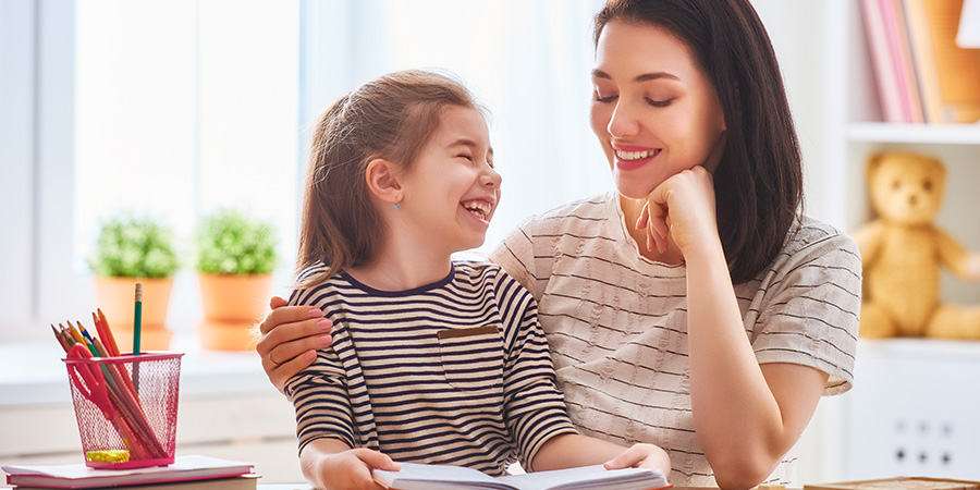 mãe e filha sorrindo 