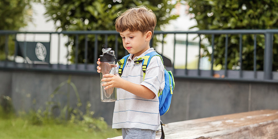 menino com garrafinha de água 