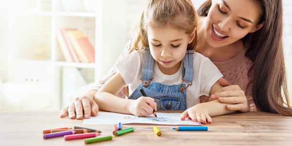 Aluno do Colégio Alternativo é estimular a usar a criatividade no desenvolvimento infantil. 