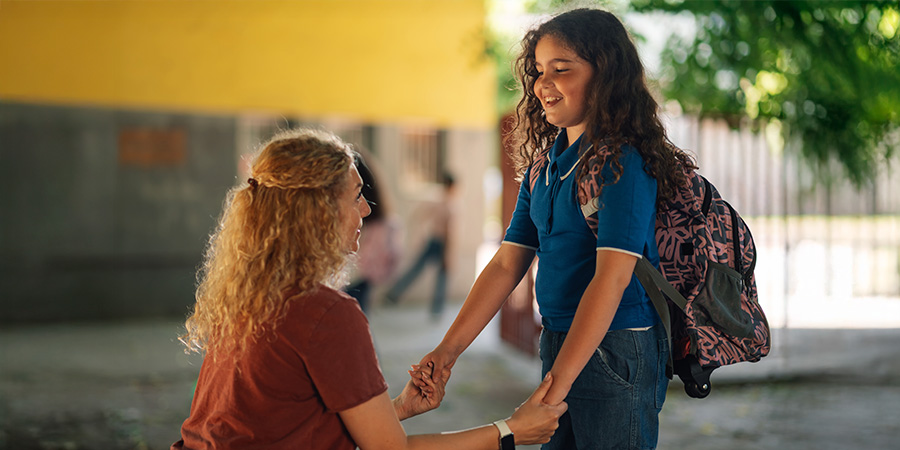 mãe e filha de mãos dadas 